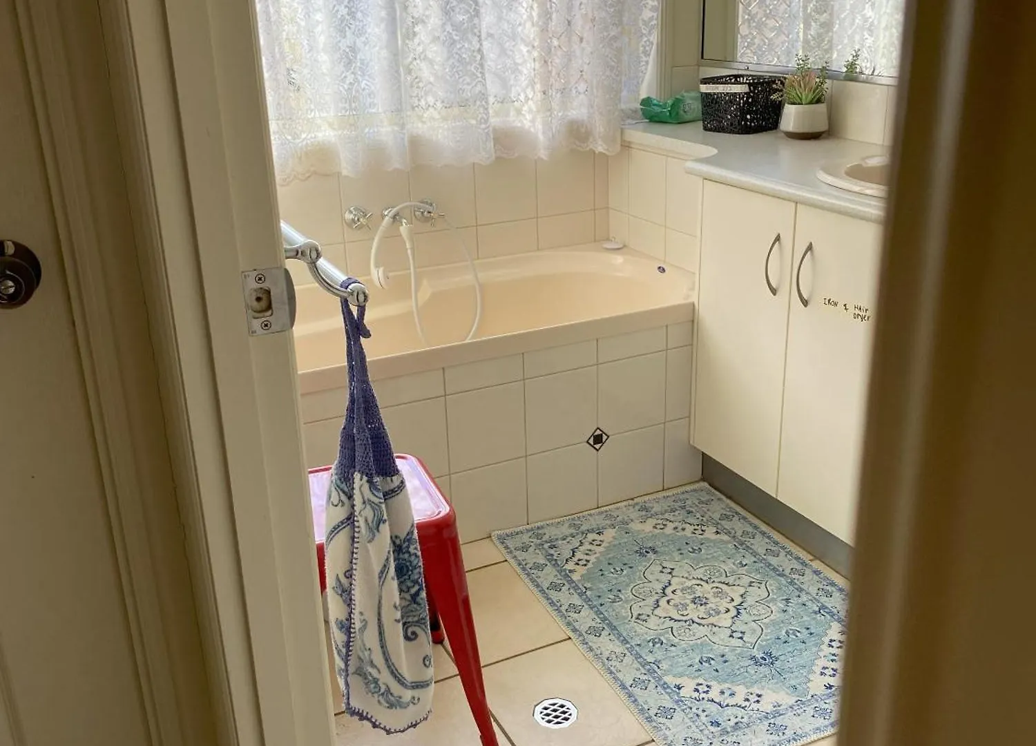 Red Cottage Female Only Budget Stays With Bedroom Plus Private Kitchenette Room Toowoomba Pensión